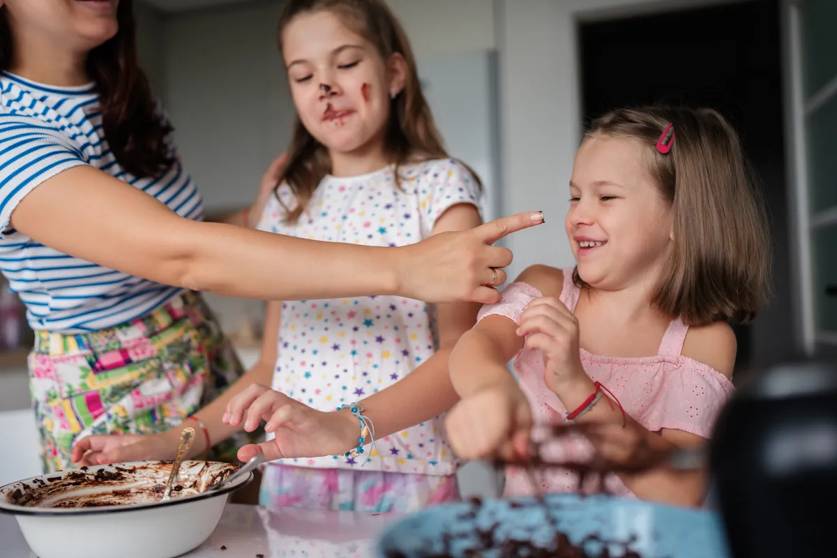 Anya és lányai muffin receptet készítenek.