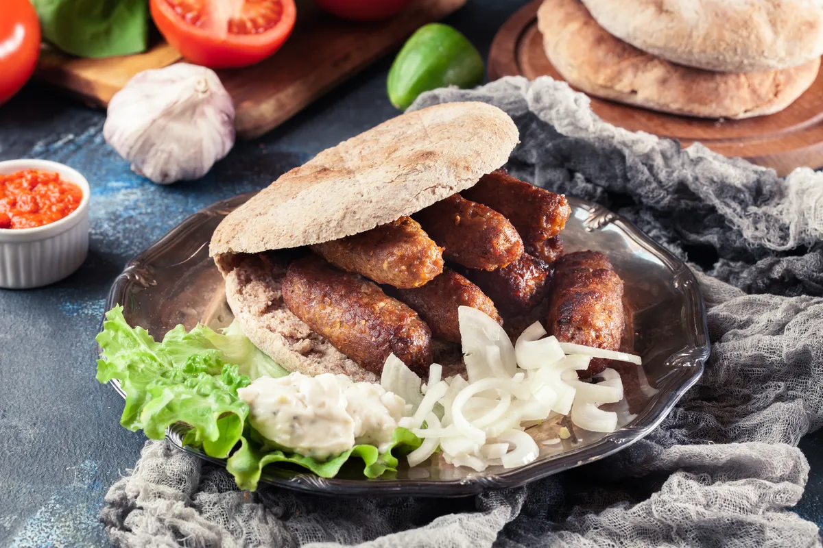 Ćevapi lepénnyel és hagymával.