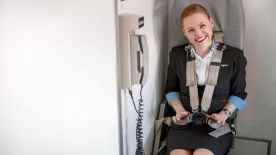 Ez a testtartás segíthet túlélni egy repülőgép-balesetet