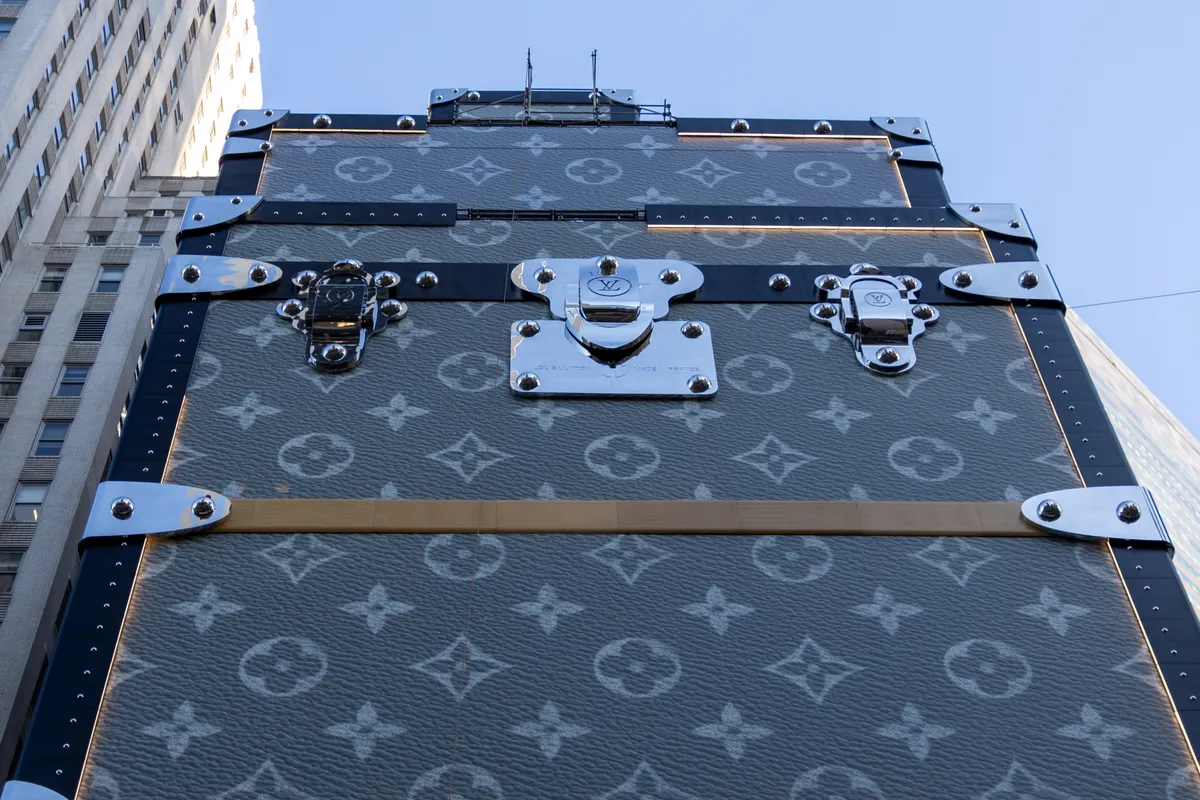 Hatalmas LV koffereknek álcázott installáció New Yorkban.
