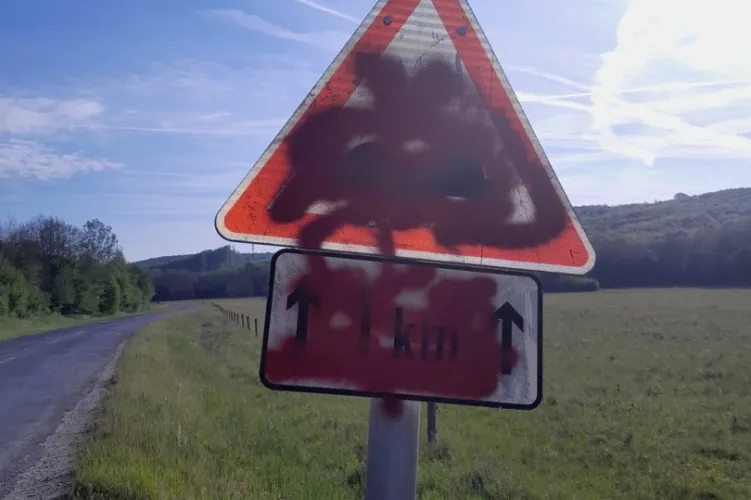 Több közlekedési táblát is megrongáltak.