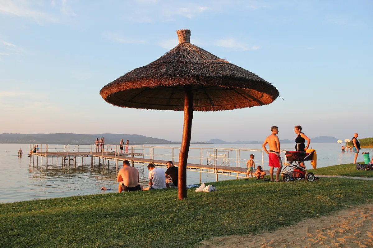 A balatonberényi községi strand a Nyugat-Balaton egyik kedvelt partja.