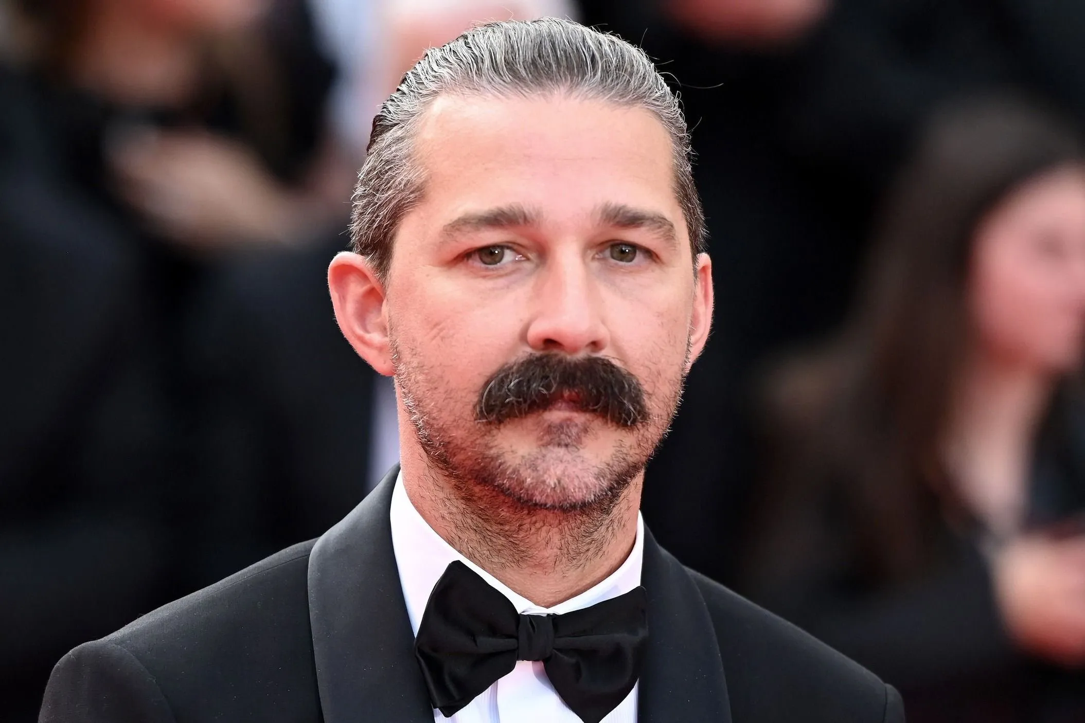 Shia LaBeouf-nak vége! Hivatalosan is vádat emeltek ellene