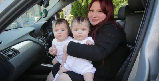 BMW-jükben utazva szülte meg ikreit az anya.