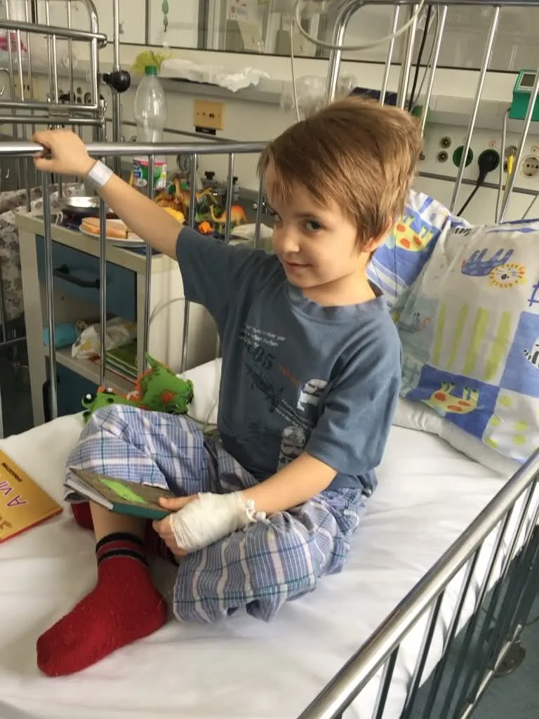 Agyműtét után három nappal Manó már a kórházban elkezdett rajzolni