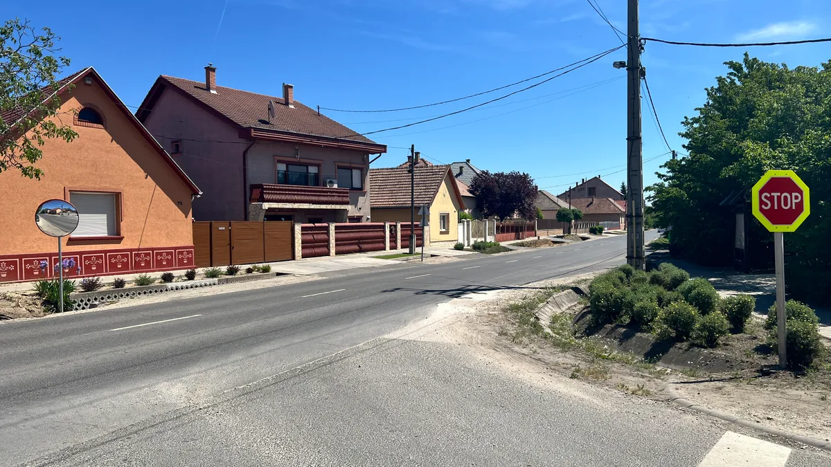 Salla Nóra innen kanyarodott ki, amikor oldalról telibe találta a BMW