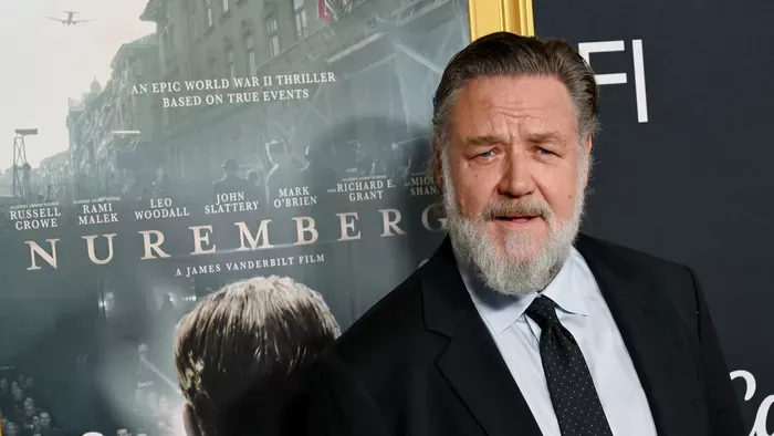  Russell Crowe videón bunkózik a rajongóival