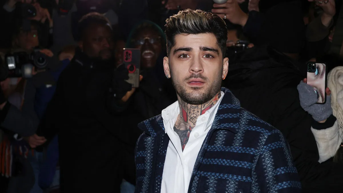 Zayn Malik visszatérése botrányba fulladt: Megdobálták a rajongók Londonban