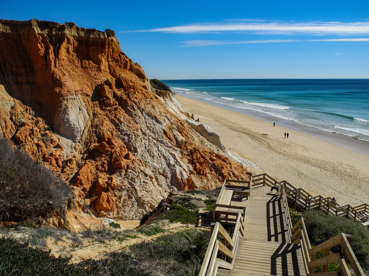 Az algarvei Praia da Falésia tengerpart egy lépcsővel.