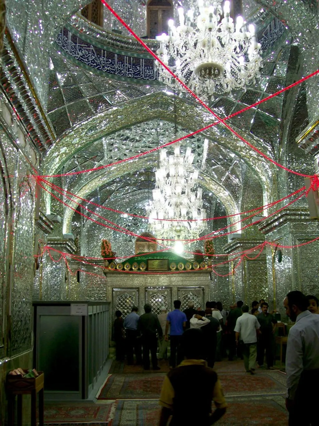 A Shah Cheragh-mecset tükörmozaikos belső díszítése.
