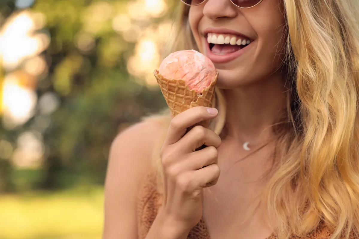 Díjnyertes híres fagyizók egy fiatal nő tölcséres fagyit tart a kezében