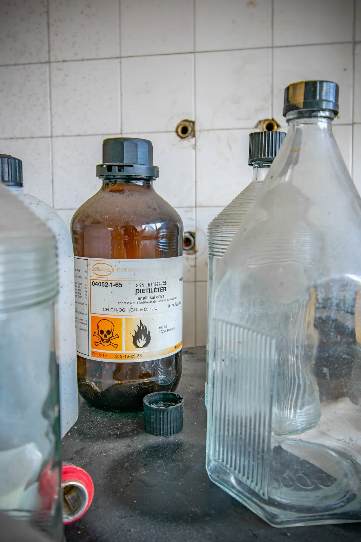 A laboratóriumban mérget is hátrahagytak