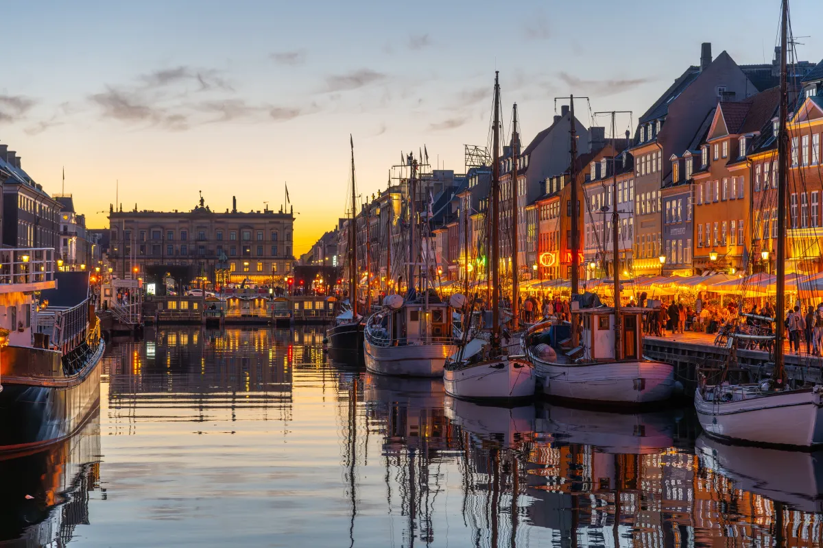 Koppenhága gyerekkel is izgalmas: a Nyhavn kikötőt a kicsik is élvezik.