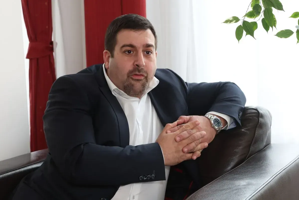 Curtis bátyjának ügyvédje bizakodó