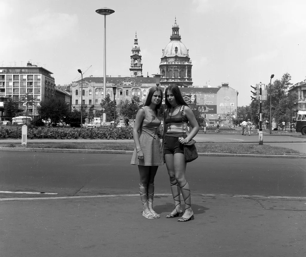 Magyarország,
Budapest V.
Deák Ferenc tér az Erzsébet (Engels) térnél, háttérben a Bazilika. 1972