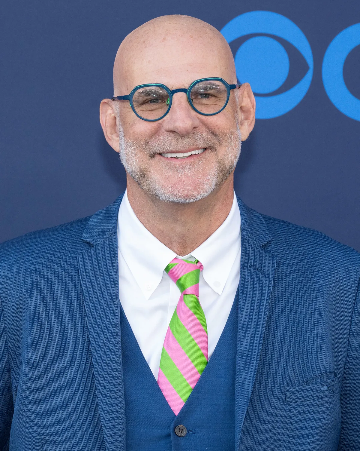 Harlan Coben krimiíró a 2026-os CBS fest vörös szőnyegén készült portréja.