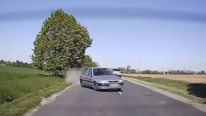Sokkoló videó: Bukkanónál előzött a vakmerő sofőr