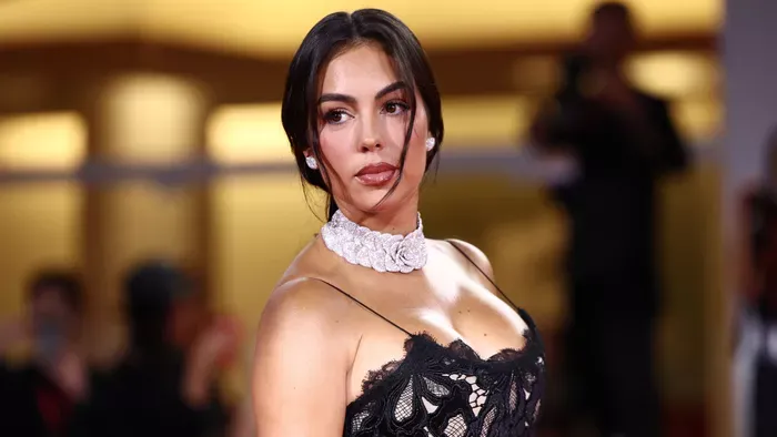 Minden szem Georgina Rodríguezre dekoltázsára szegeződött.