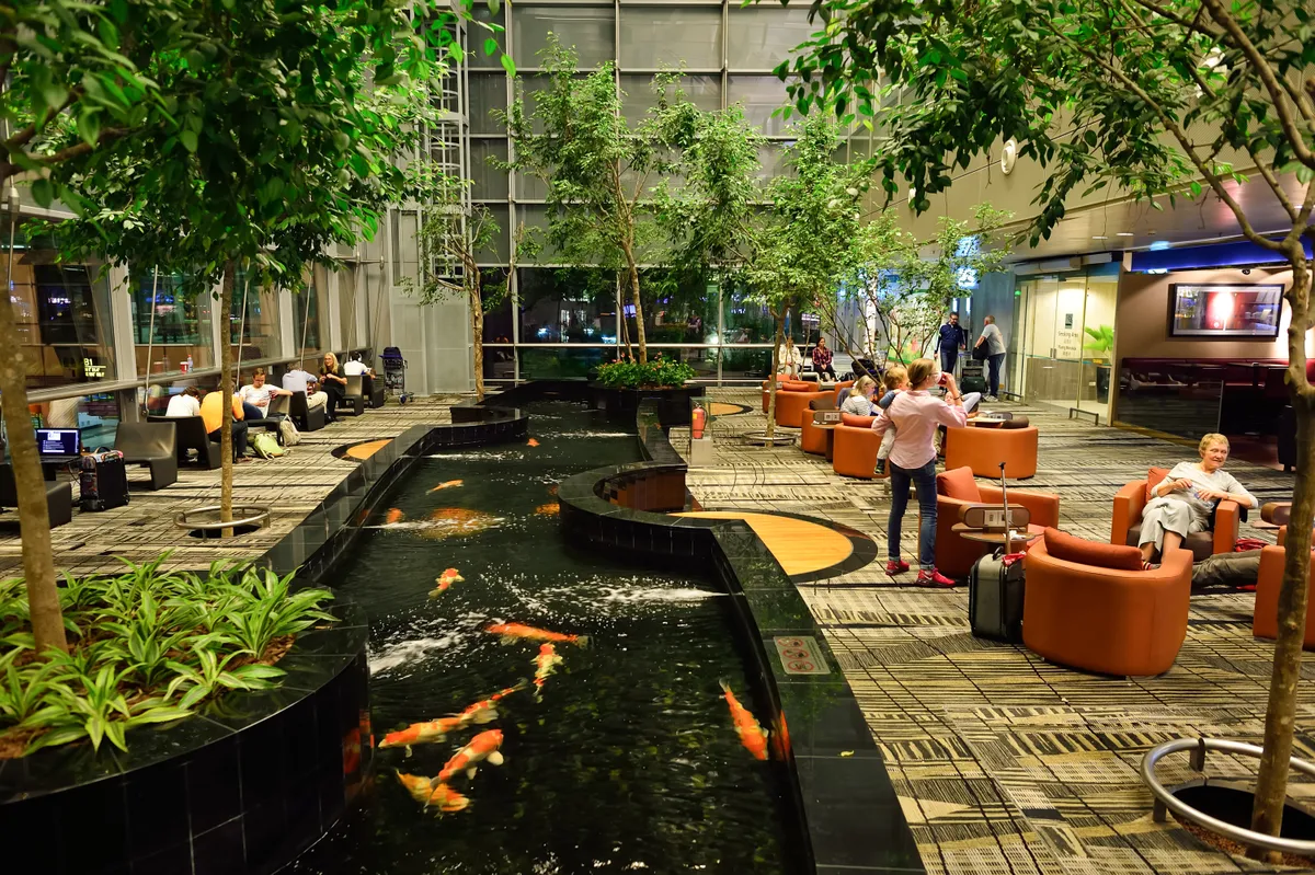 A Changi repülőtér termináljának belső tere.
