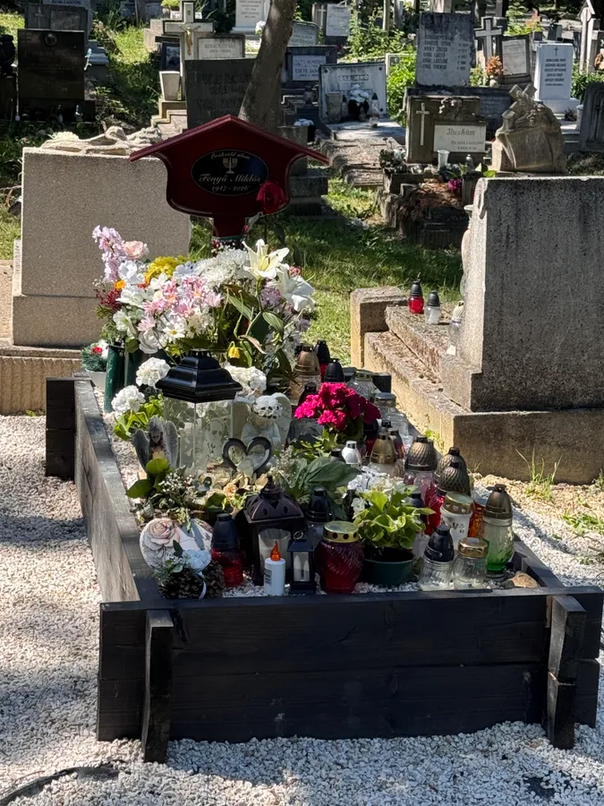 Fenyő Miklós sírja szinte roskadozik az ereklyéktől.