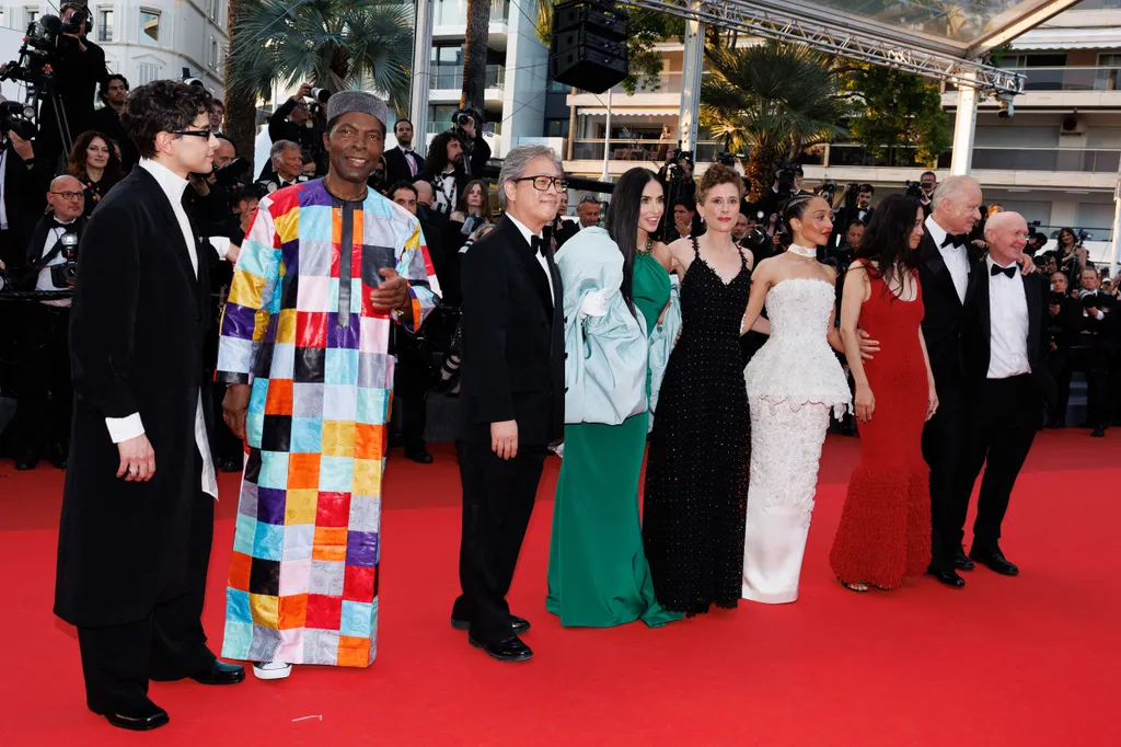 Le jury : Diego Céspedes, Isaach de Bankolé, Park Chan-wook, Demi Moore, Laura Wandel, Ruth Negga, Chloé Zhao, Stellan Skarsgård, Paul Laverty - Montée des marches pour la cérémonie de clôture du 79ème Festival International du Film de Cannes, le 23 mai 2