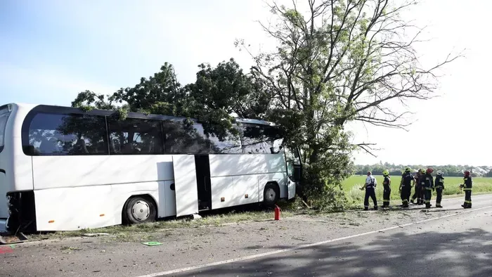 Halálos buszbaleset Pécs mellett: aerobikos gyerekeket szállított a jármű
