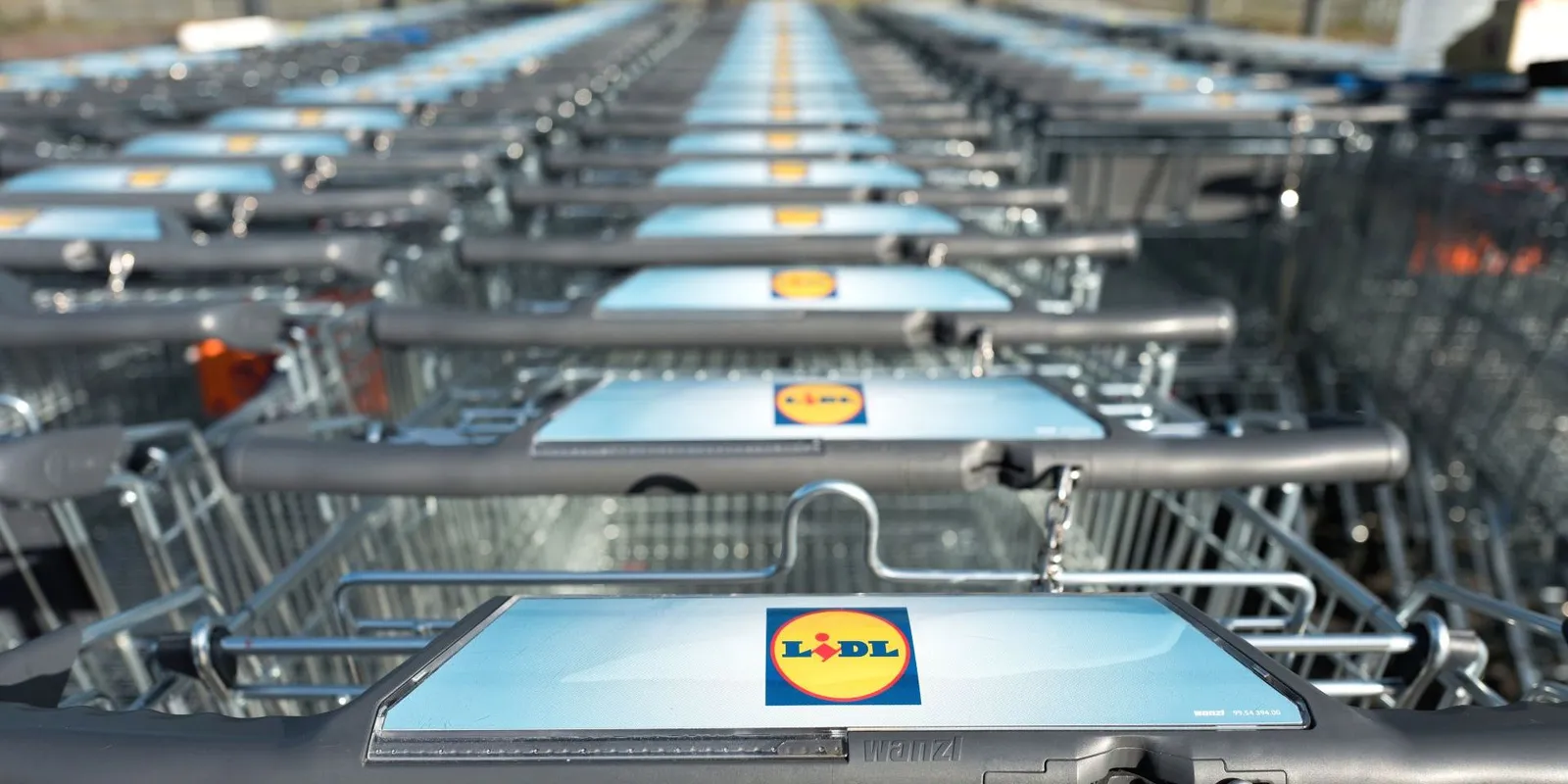 Kordonok és rendőrök a Lidl körül: meghalt egy férfi