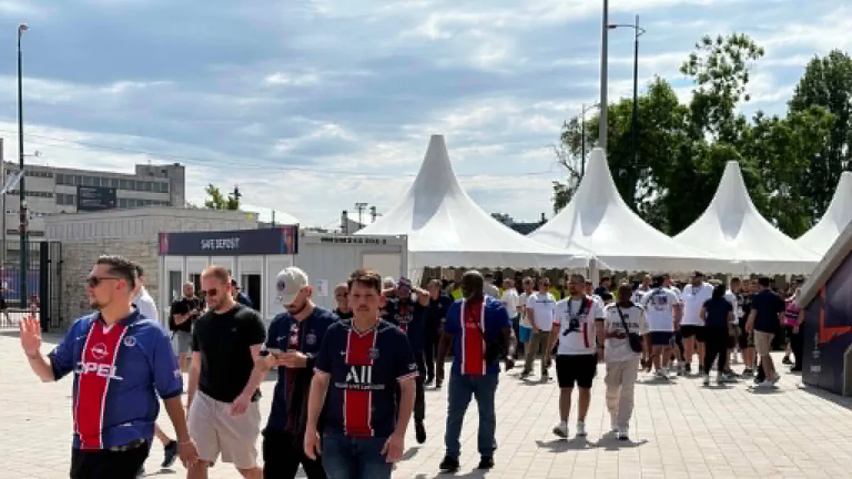 Itt vannak az első képek: megérkeztek a szurkolók a Puskás Arénába