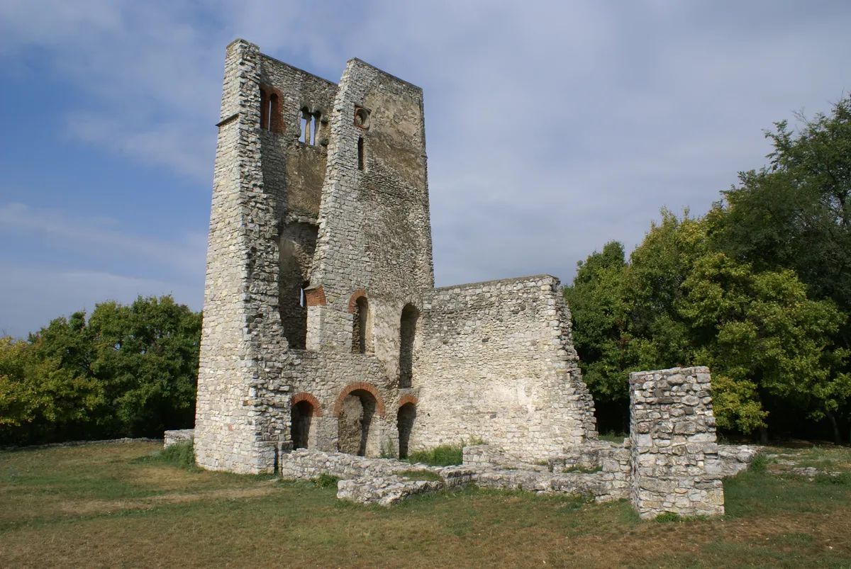 A Balaton-felvidék egyik legszeb templomromja a dörgicsei.