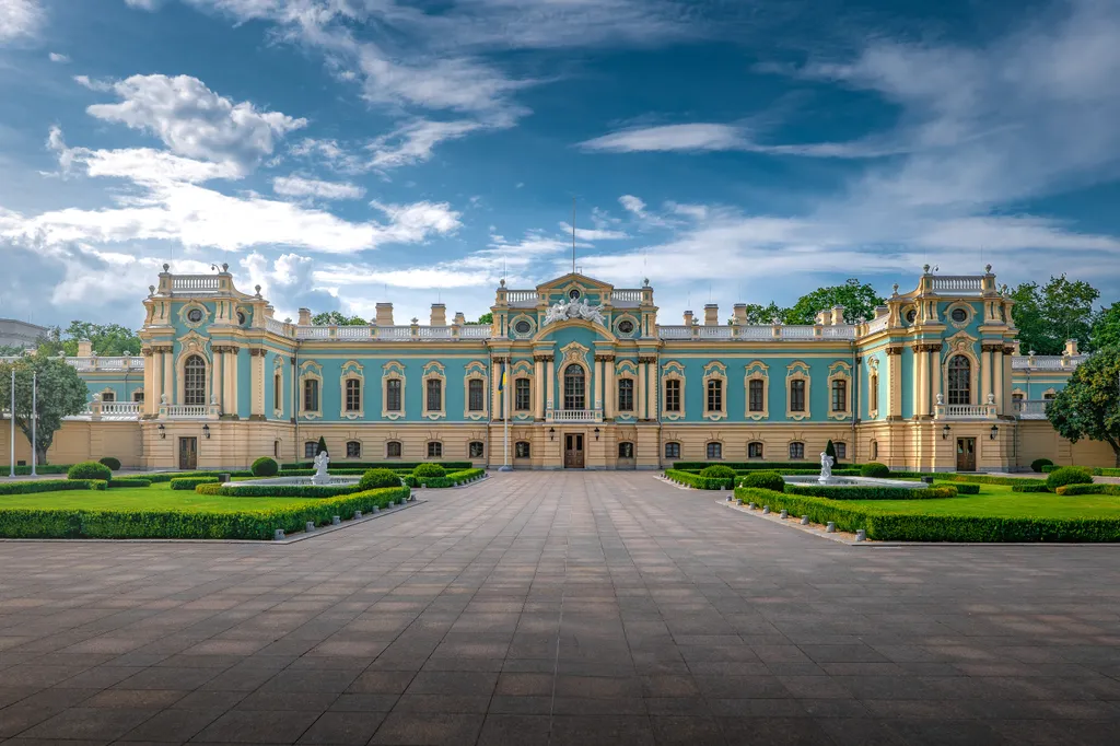 Az ukrán Marijinszkij-palota Kijevben az ukrán elnök hivatalos ceremoniális rezidenciájaként