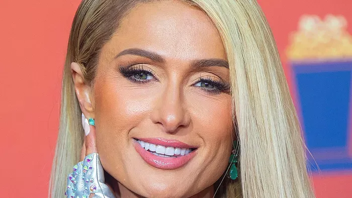 Paris Hilton barna hajjal jelent meg a kifutón