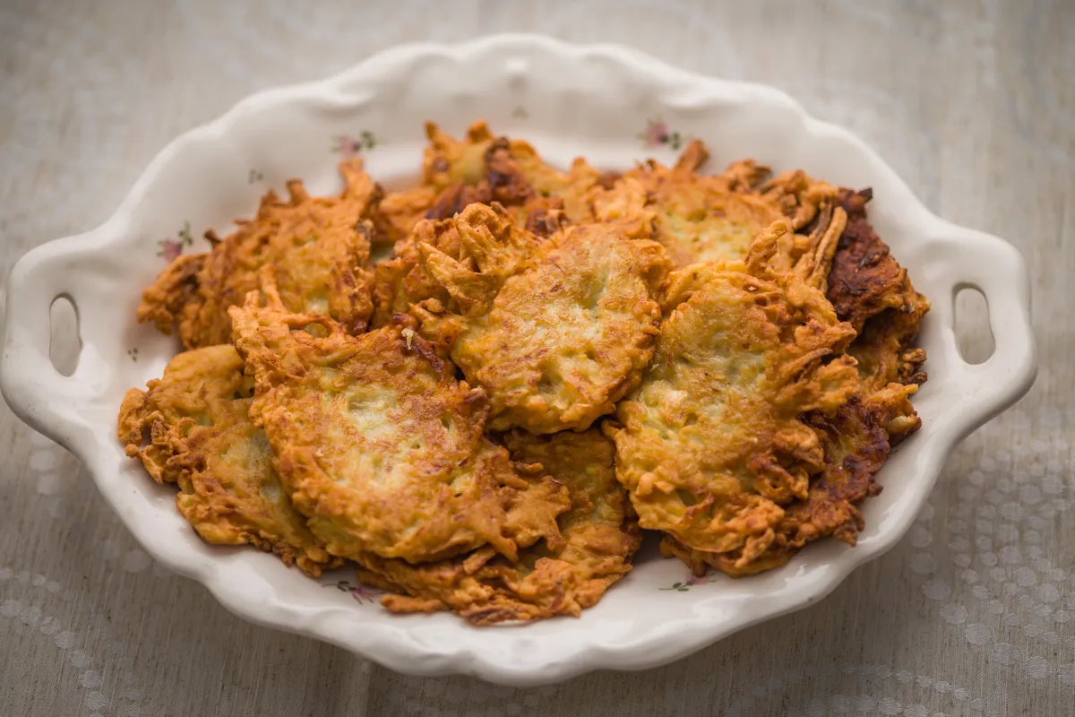 ELkészült tócsni recept a tálcán.