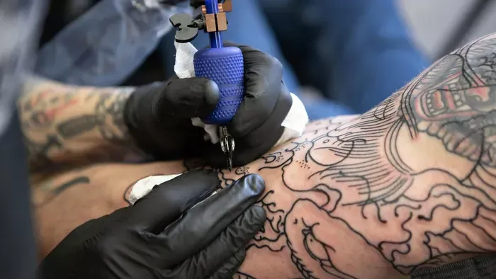 Rettenetes titkot rejt a bűnözők legdurvább tetoválása