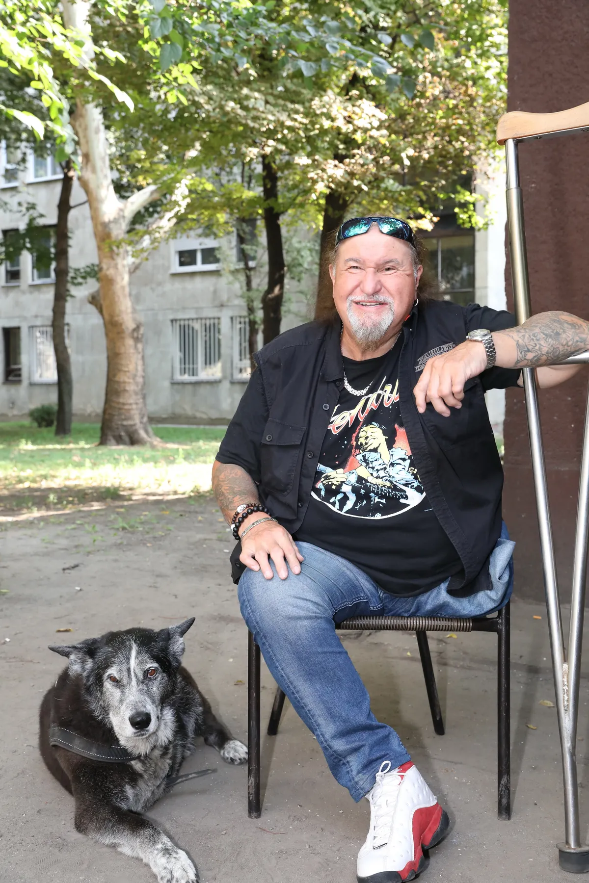 Deák Bill Gyula a kutyájával