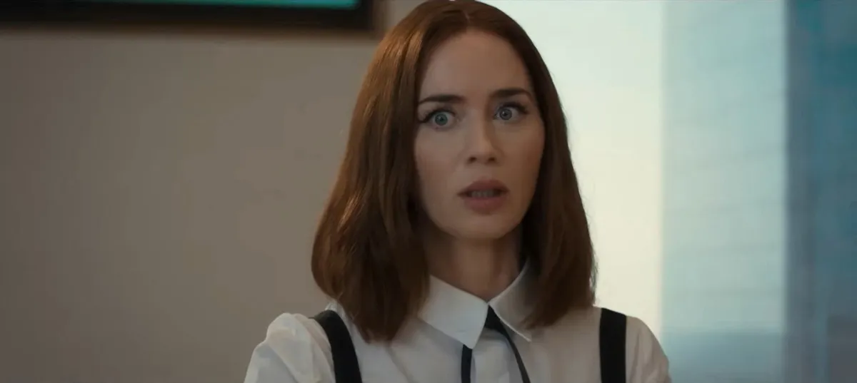 Emily Blunt Miranda Priestly túlterhelt asszisztensét, Emily-t alakítja Az ördög Pradát visel 2 című filmben
