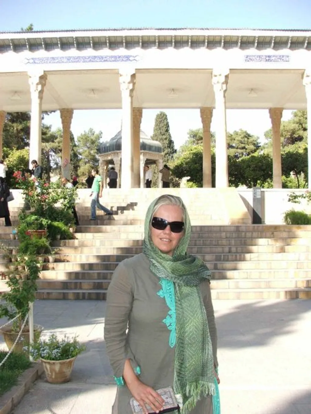 Andrea Shirazban, a híres perzsa poéta, Hafez sírjánál.