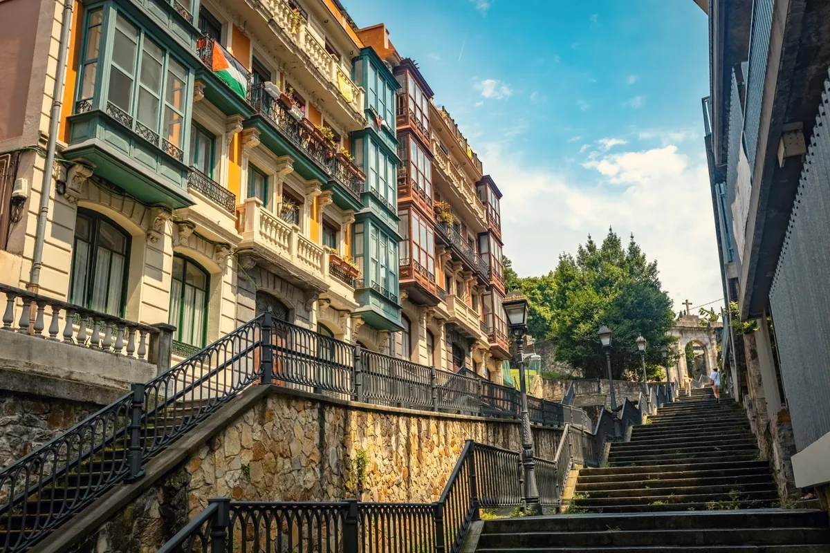 Bilbao óvároi utcarészlete lépcsőkkel.