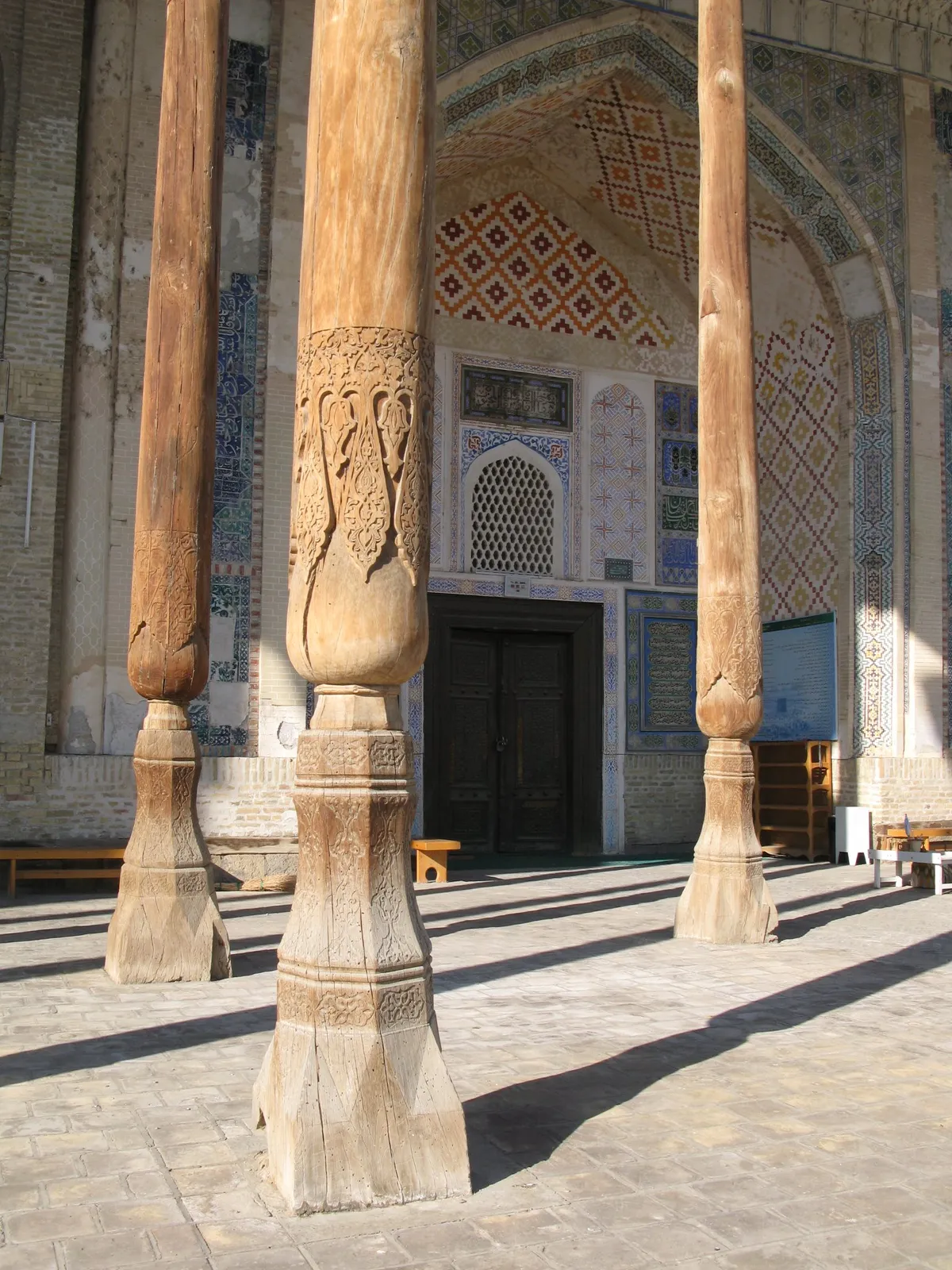 A buharai Bolo Hauz-mecset fafaragásos oszlopai.