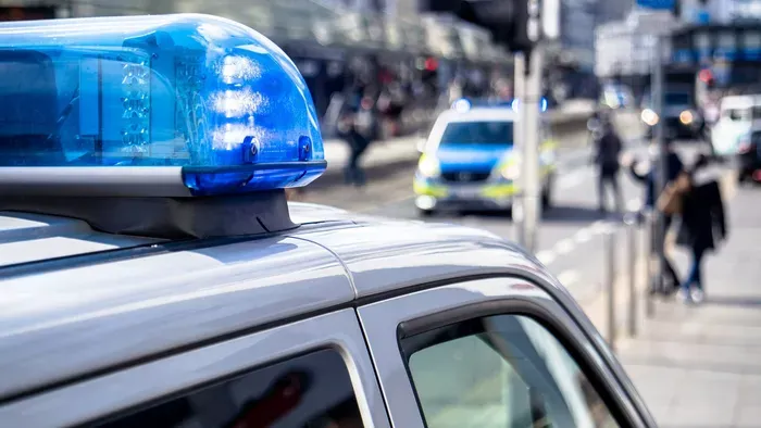 Borbélyszalonba hajtott az idős sofőr