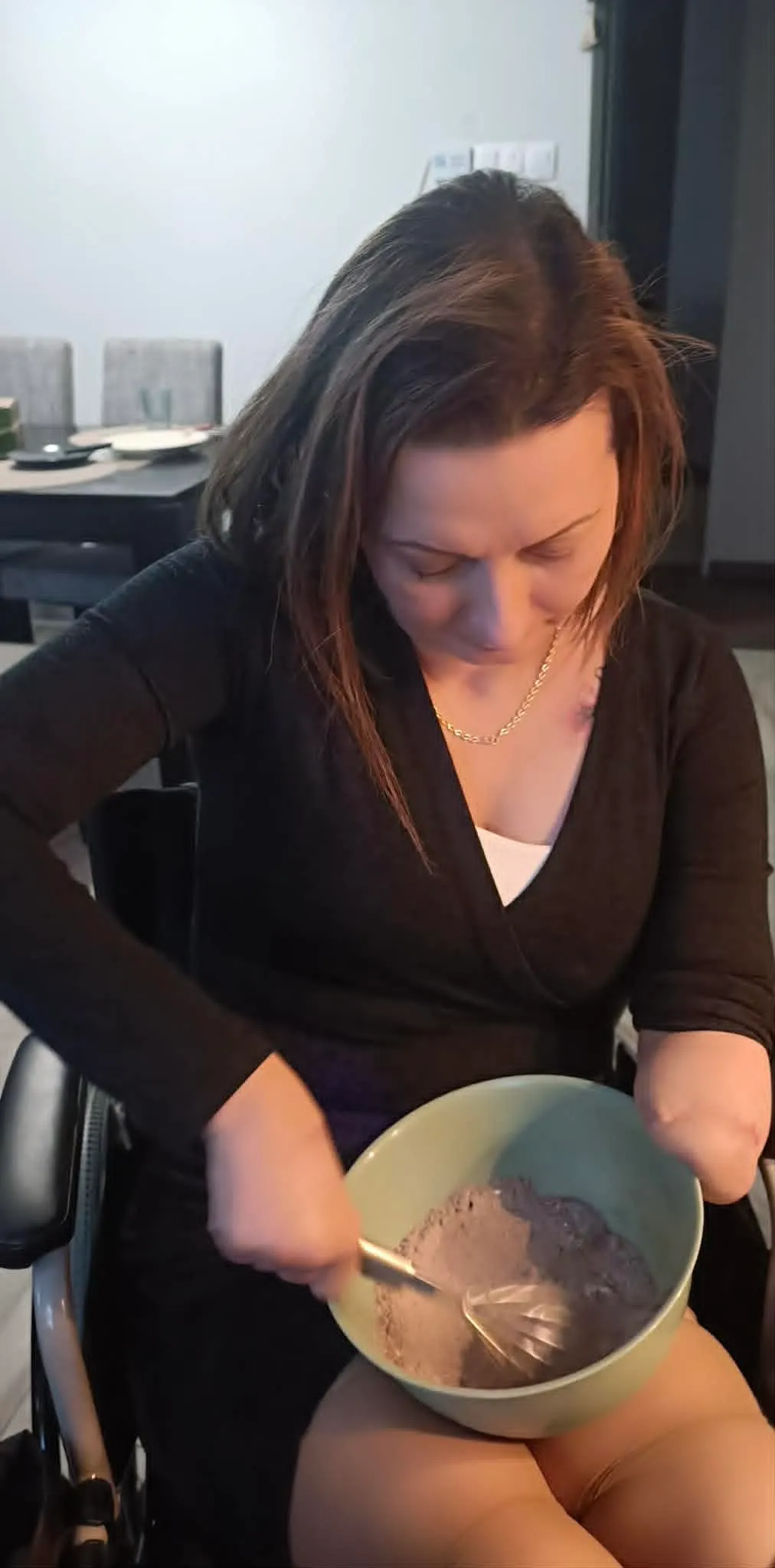 Vivien teljesen önellátó, még sütni- főzni is tud   