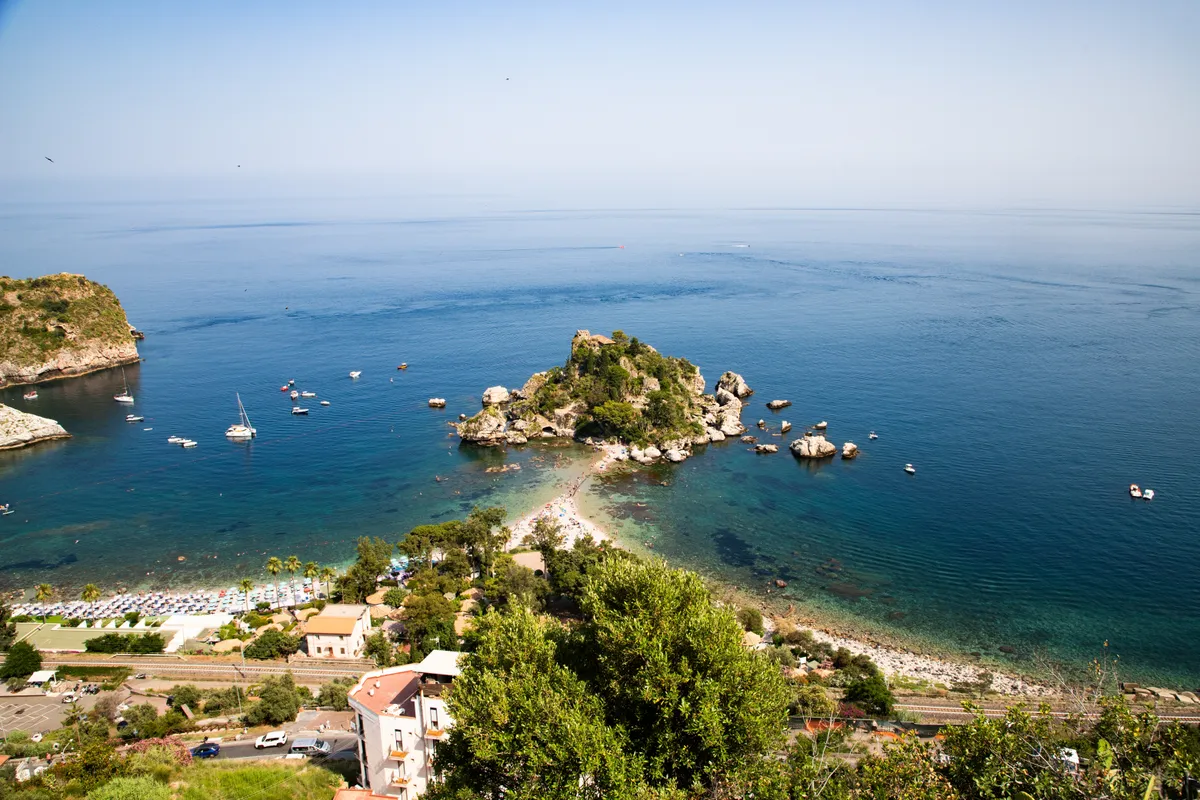 A szicíliai Isola Bella tengerpartja madártávlatból.