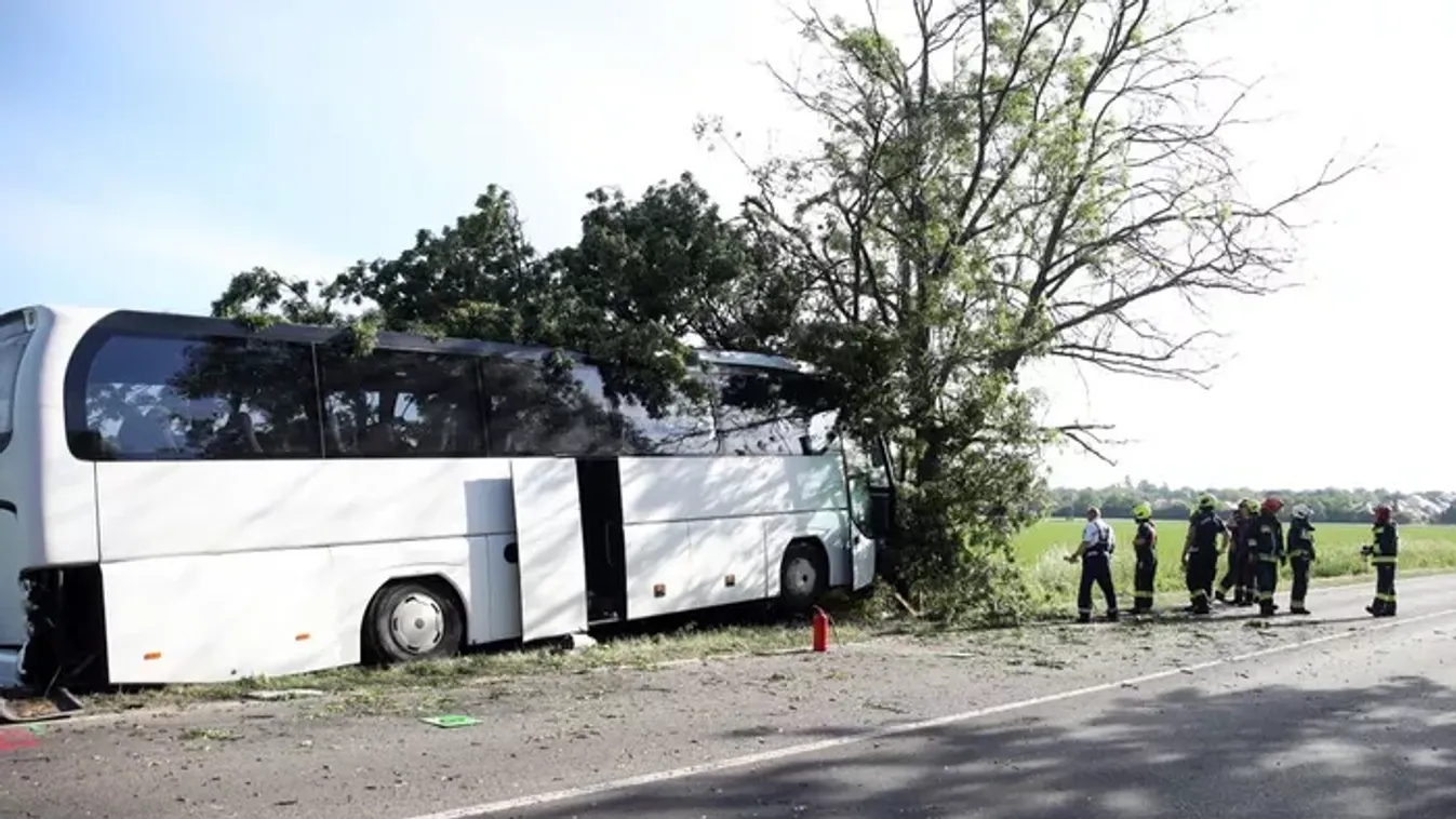 Halálos buszbaleset Pécs mellett: aerobikos gyerekeket szállított a jármű
