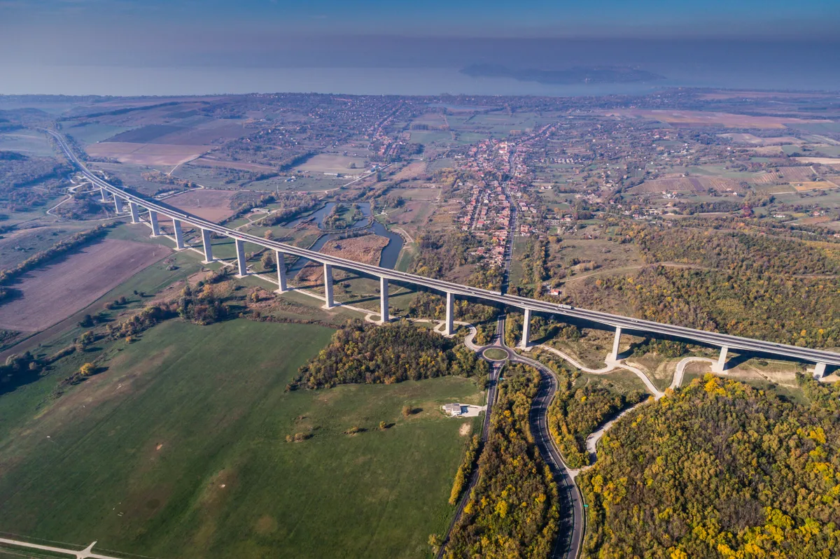 A kőröshegyi völgyhíd a balatoni látnivalók egyik példája.