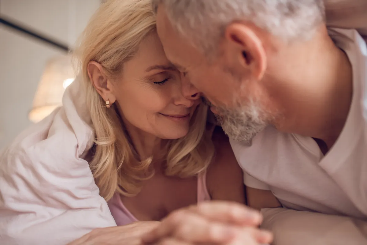 Összebújó 50-es pár vágyfokozás közben