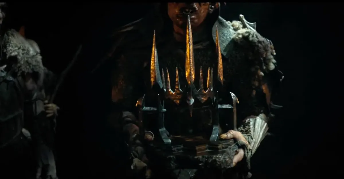 A hatalom gyűrűi sorozat jelenetképe Sauron sisakjával.