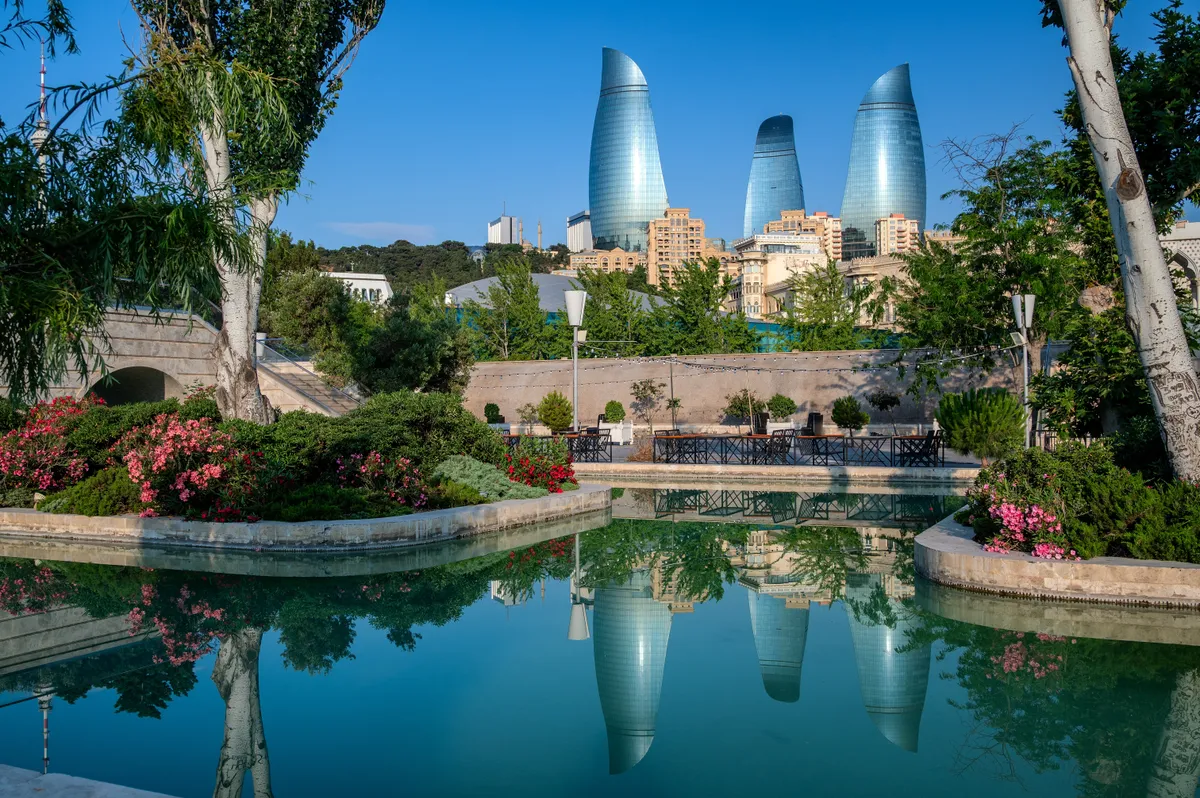 Baku látnivalói közé tartoznak a Lángornyok és az óváros is.