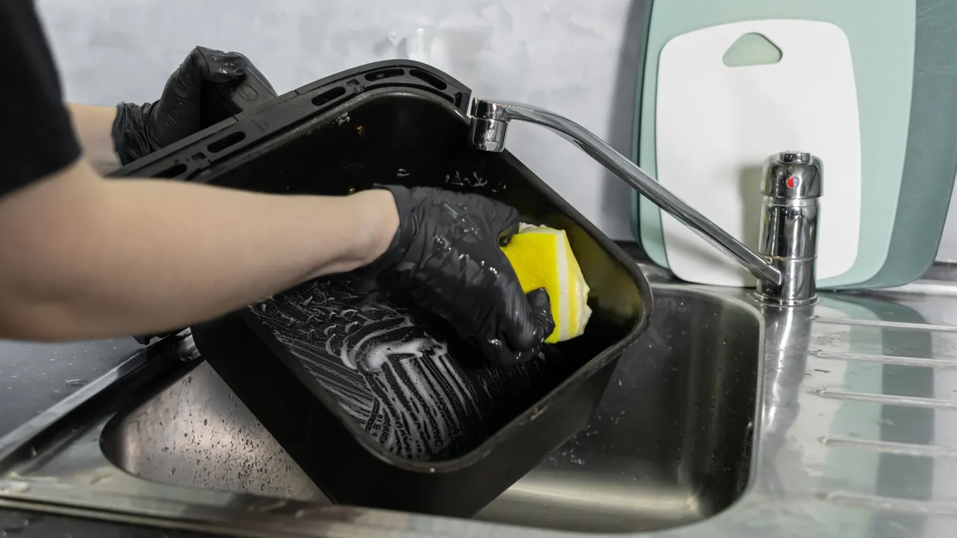 Air fryer tisztítása egy mosogatószivaccsal.