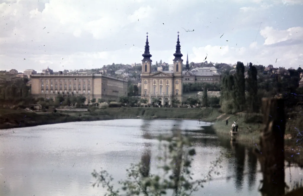 1938. A felvétel a Feneketlen-tónál készült, háttérben a Villányi útnál (Szent Imre herceg körút) a Szent Imre (később József Attila, majd Budai Ciszterci Szent Imre) Gimnázium és a Szent Imre-templom. Fortepan - Koncz Nándor