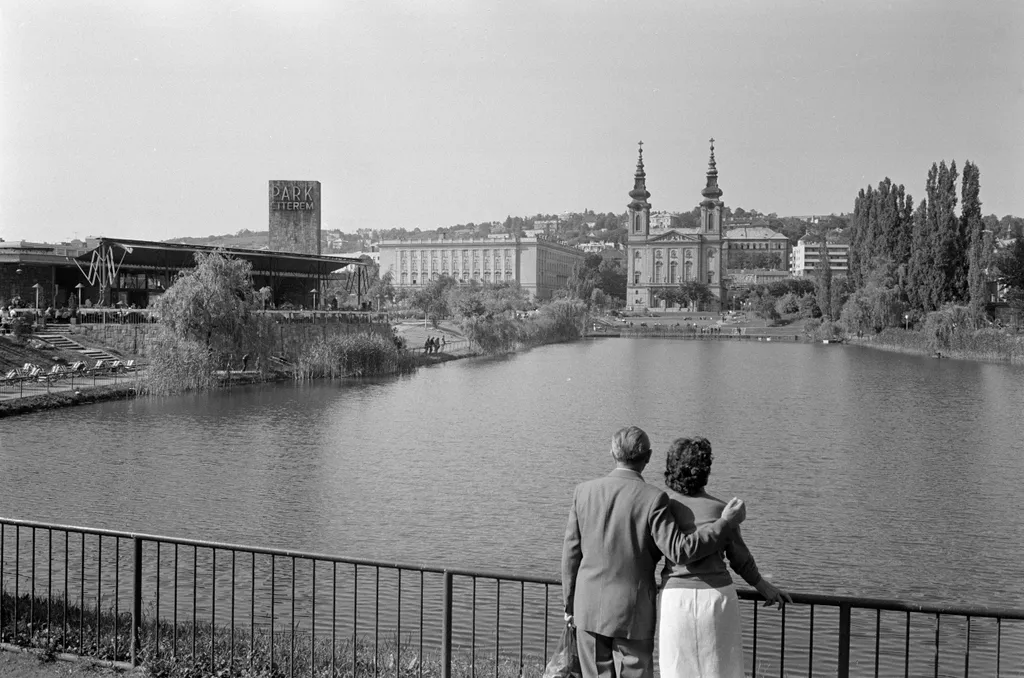 1966. a Feneketlen tó, balra a Park étterem, szemben a József Attila (később Budai Ciszterci Szent Imre) Gimnázium és a Szent Imre templom. Fortepan - ETH Zürich