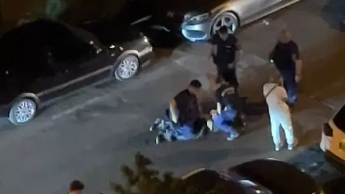 Az utcán tepertek le egy férfi a rendőrök Zuglóban–Videó